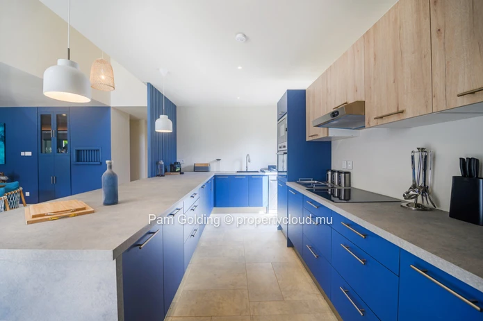 Soyez les premiers à emménager dans cette maison récemment achevée.  Conçue par des experts, la villa est vendue enti...