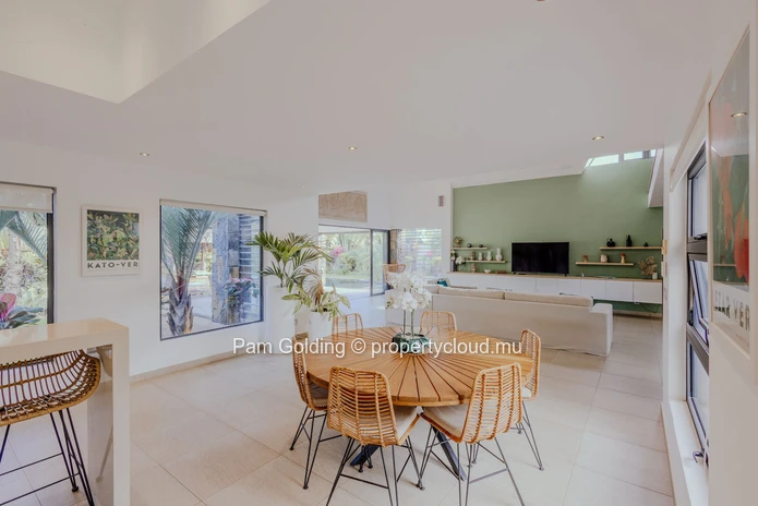 4-Bedroom Villa in Grand Baie - Elegant and Secure Living 