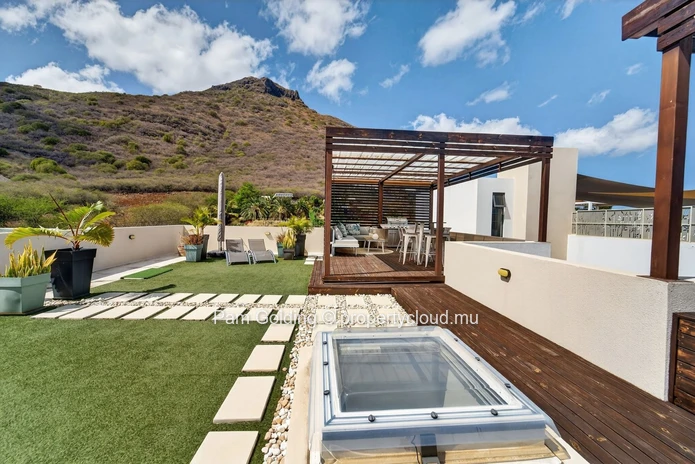 Panoramic 3-Bedroom Penthouse in Tamarin – Rooftop Jacuzzi, Ocean & Mountain Views