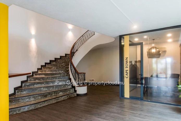 Un immeuble de bureaux prestigieux et autonome.