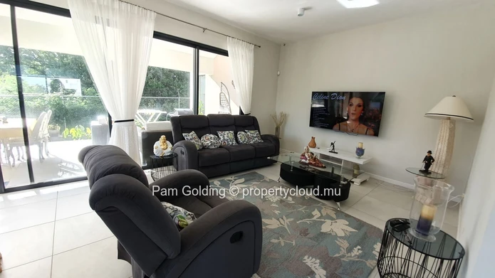 Fully secured house for sale in Flic en Flac. (Sole Mandate)