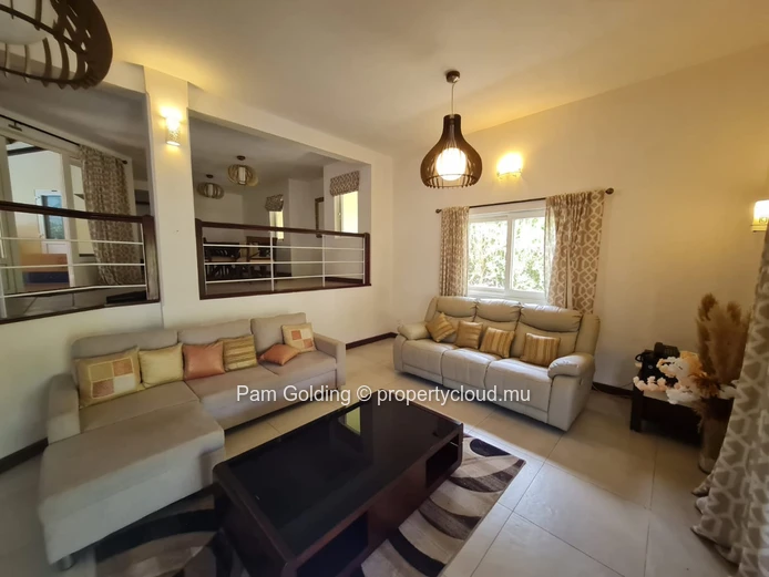 Bright 4-Bedroom Family Home with Garden & Pool