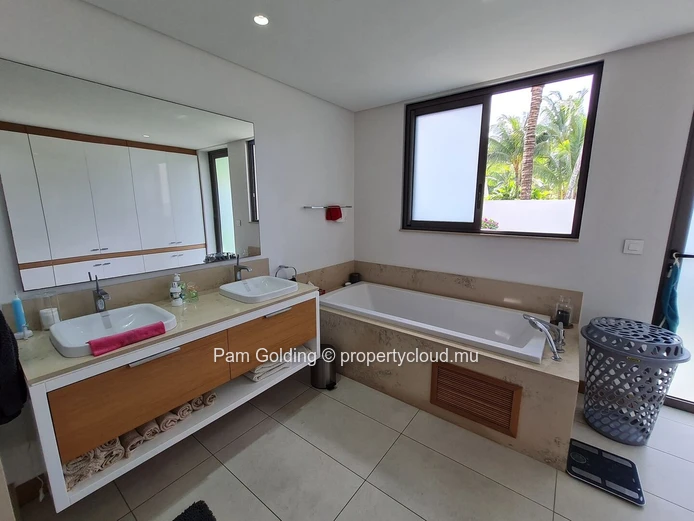 Luxurious 4-Bedroom Villa in Mont Choisy - Seamless Indoor-Outdoor Living