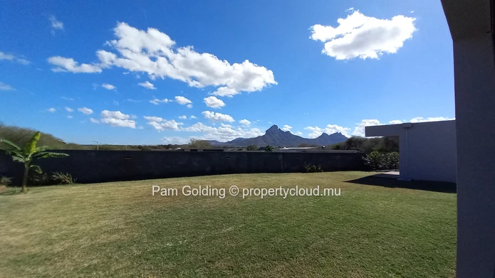 Newly built 3 bedroom villa for sale in Tamarin.