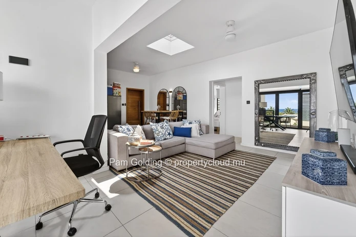 Panoramic 3-Bedroom Penthouse in Tamarin – Rooftop Jacuzzi, Ocean & Mountain Views