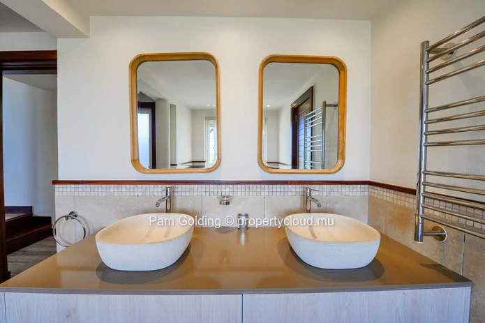 Uninterrupted views over the sugar cane fields to the sea – it will take your breath away.