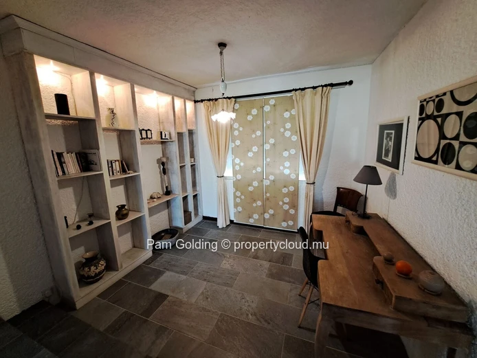 Villa en location de moyen terme, idéalement située à Trou aux Biches, disponible d’avril à septembre.