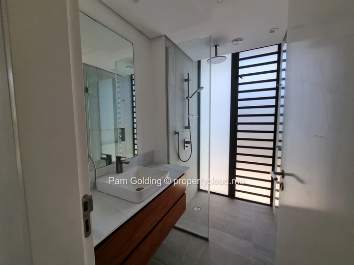 Nouvelle maison de ville de luxe de 3 chambres à louer sur la côte ouest. (Mandat exclusif)