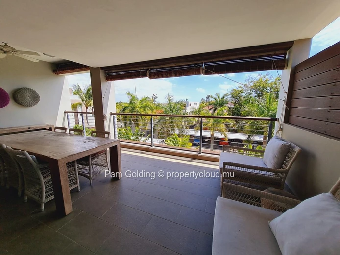 Penthouse PDS à vendre à Bain Boeuf, 230m², 3 chambres, piscine privée, meublé, animaux acceptés. Prix Rs.