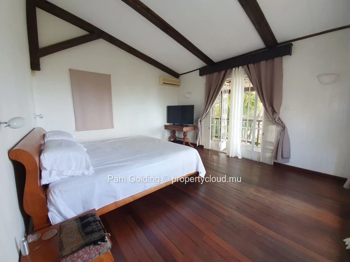 Villa with views of the sea and the mountains