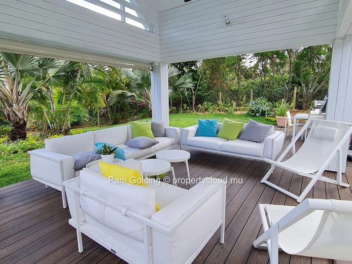 Luxurious 4-Bedroom Villa in Mont Choisy - Seamless Indoor-Outdoor Living