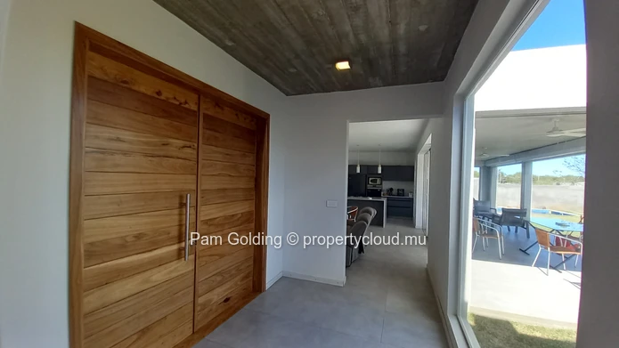 Newly built 3 bedroom villa for sale in Tamarin.