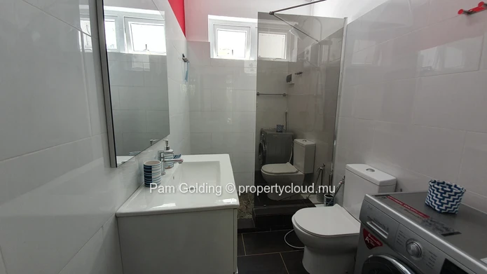 Small complex with good investment opportunity. (Sole Mandate)