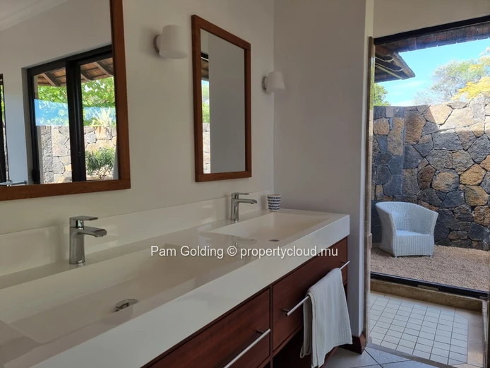 Elegant 4-Bedroom Villa with Mountain Views in Tamarina Golf Estate