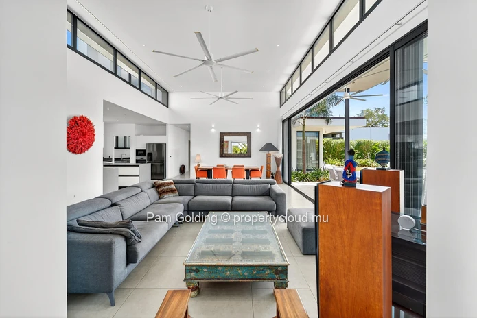 Élégante Villa de 5 Chambres à Tamarin, Île Maurice – Vue Montagne & Accès Direct à la Mer