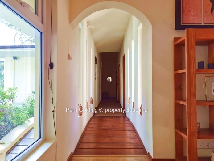 Superb spacious and bright 4-bedroom villa for sale 