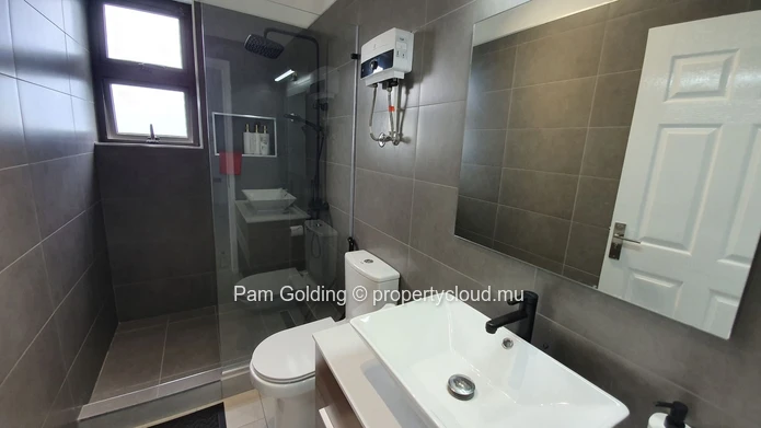 Appartement flambant neuf avec un agencement moderne.