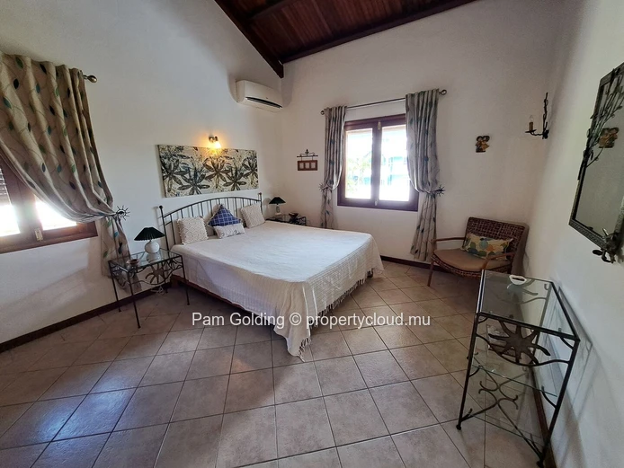 Villa en location de moyen terme, idéalement située à Trou aux Biches, disponible d’avril à septembre.