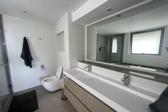Impressive 3 Bedroom Apartment with Ocean Views and direct beach access in Tamarin