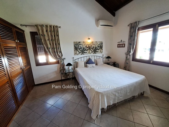 Villa en location de moyen terme, idéalement située à Trou aux Biches, disponible d’avril à septembre.