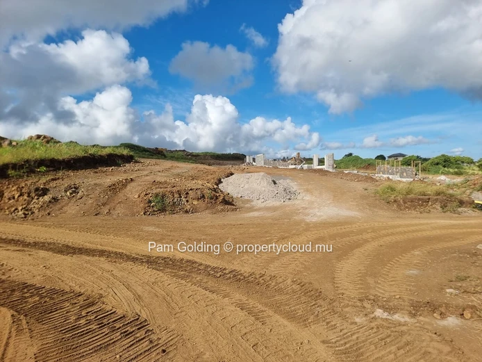 Une opportunité exceptionnelle d’acquérir 6 233 m² de terrain nu de premier choix, idéalement situé sur les hauteurs ...
