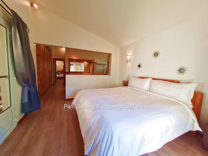 Superb spacious and bright 4-bedroom villa for sale 