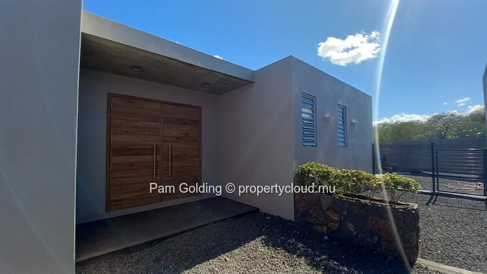 Newly built 3 bedroom villa for sale in Tamarin.