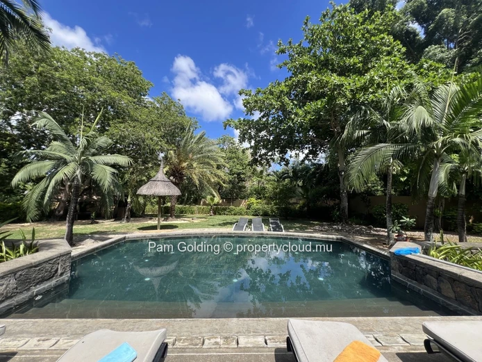 Villa de 5 Chambres au Tamarina Golf Estate – Accès au Beach Club & Cottage Indépendant