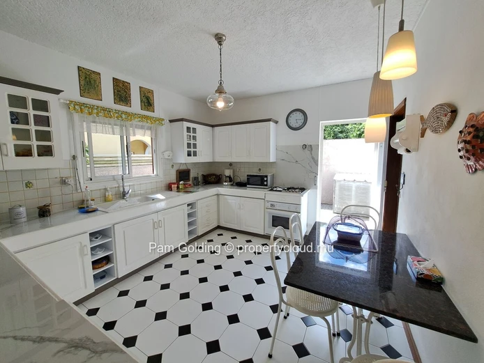 Villa en location de moyen terme, idéalement située à Trou aux Biches, disponible d’avril à septembre.