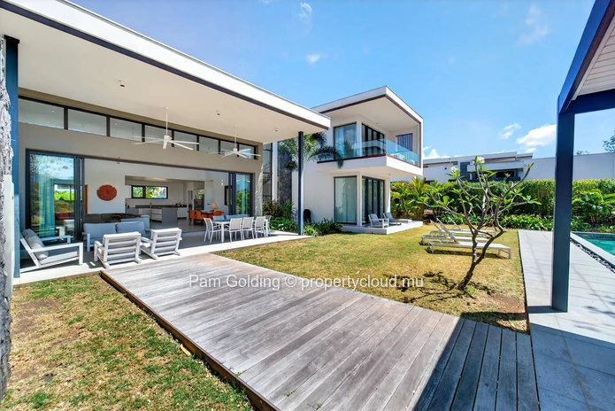 Élégante Villa de 5 Chambres à Tamarin, Île Maurice – Vue Montagne & Accès Direct à la Mer