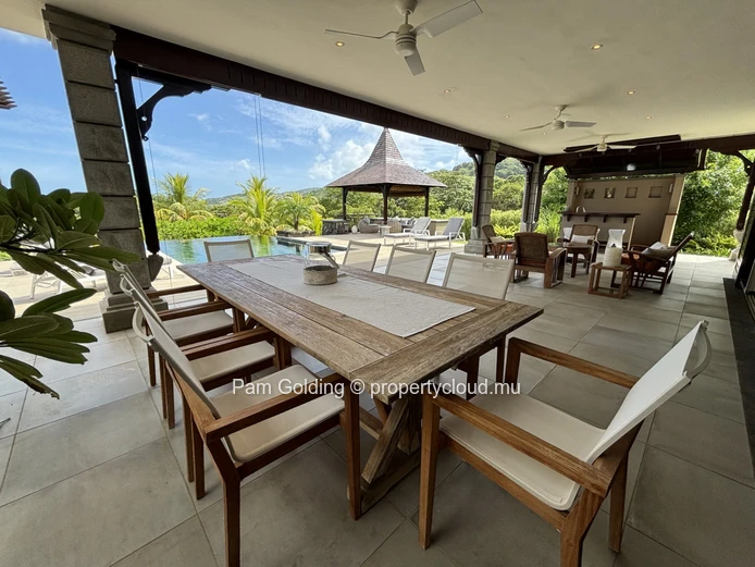 Une villa de style contemporain meublée avec style - prête à emménager.