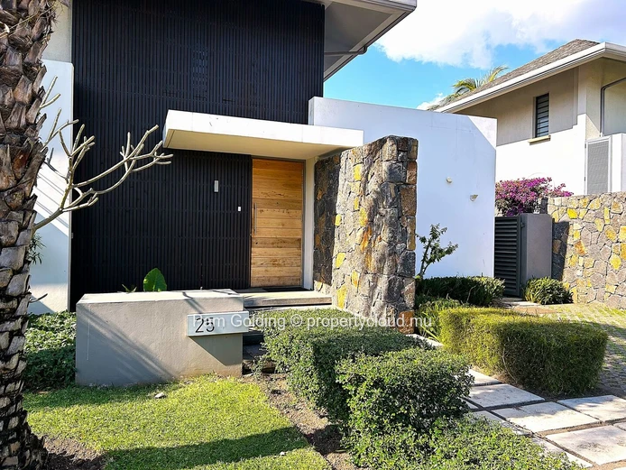Modern 3-Bedroom Villa in Tamarin – Private Pool & Resort Amenities Near the Beach