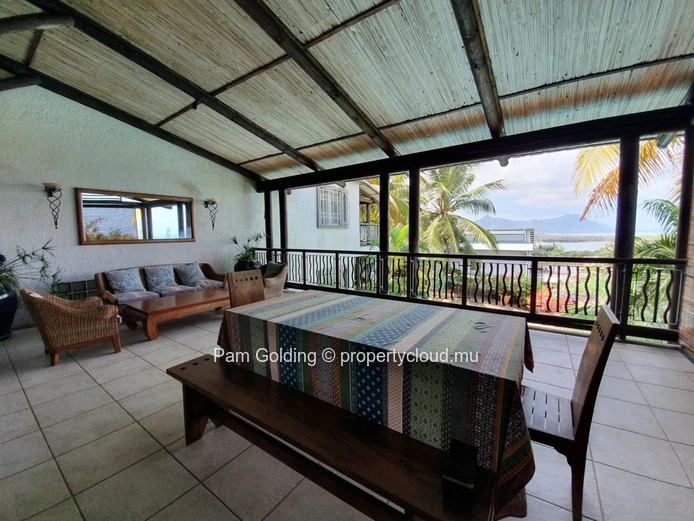 Villa with views of the sea and the mountains