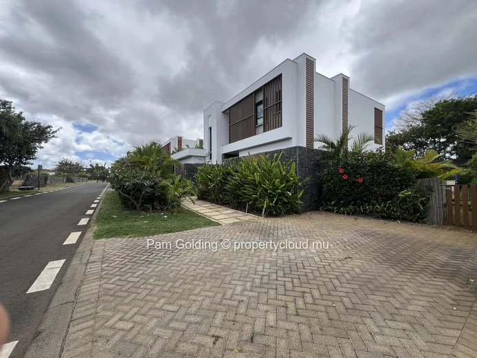 Villa Élégante de 3 Chambres en Suite à Akasha, Cap Tamarin – Piscine Privée, Jardin & Vie en Smart City
