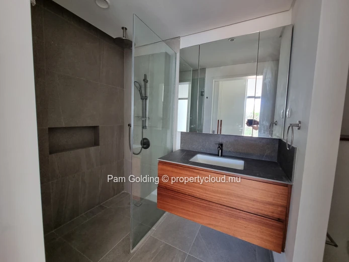 Nouvelle maison de ville de luxe de 3 chambres à louer sur la côte ouest. (Mandat exclusif)