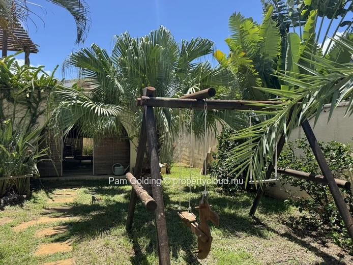 Villa dôme unique à Albion – Terrasse avec vue mer, piscine et jardin tropical