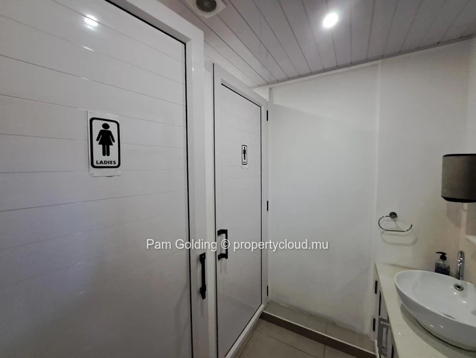 Bâtiment Commercial à Vendre – Pointe aux Canonniers