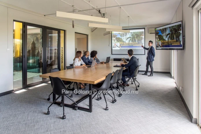 Un immeuble de bureaux prestigieux et autonome.
