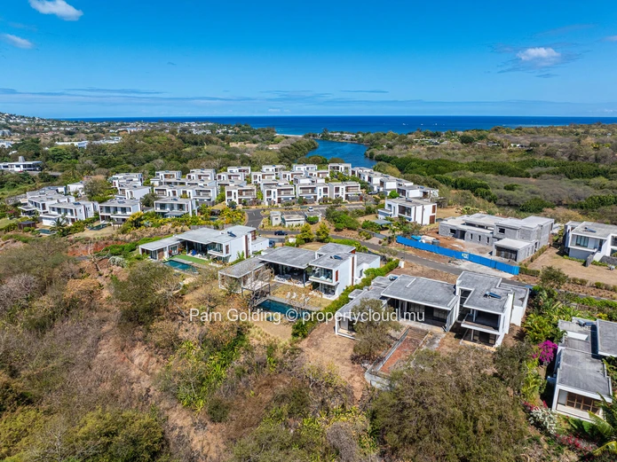 Élégante Villa de 5 Chambres à Tamarin, Île Maurice – Vue Montagne & Accès Direct à la Mer