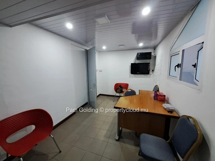 Bâtiment Commercial à Vendre – Pointe aux Canonniers