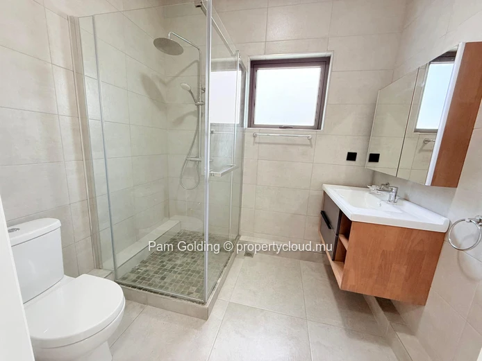 Appartement de 3 chambres au rez-de-chaussée à louer à Tamarin – Lumineux, central et confortable