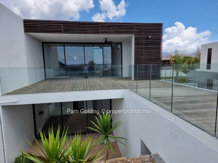 Nouvelle maison de ville de luxe de 3 chambres à louer sur la côte ouest. (Mandat exclusif)
