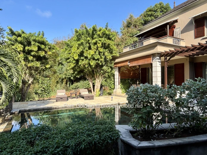 Magnifique maison avec oasis de jardin et piscine.