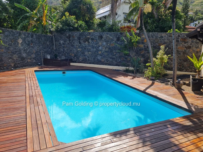 Bright 4-Bedroom Family Home with Garden & Pool
