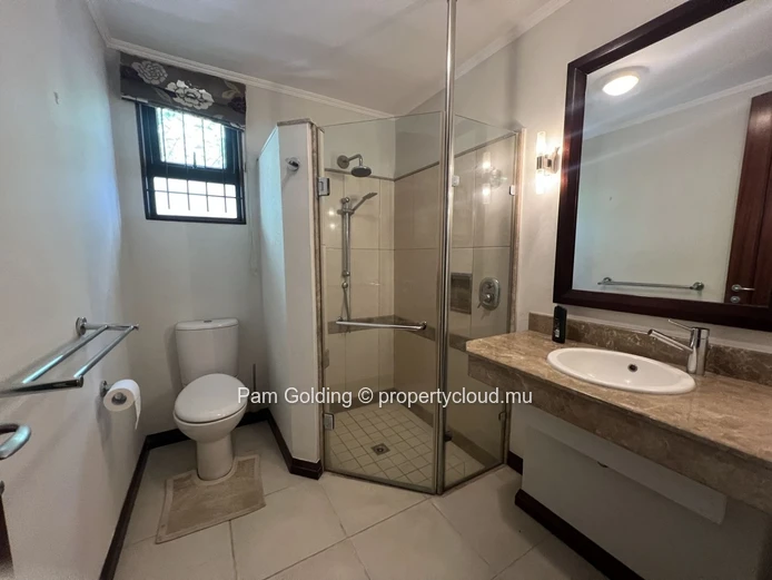 Villa de 5 Chambres au Tamarina Golf Estate – Accès au Beach Club & Cottage Indépendant