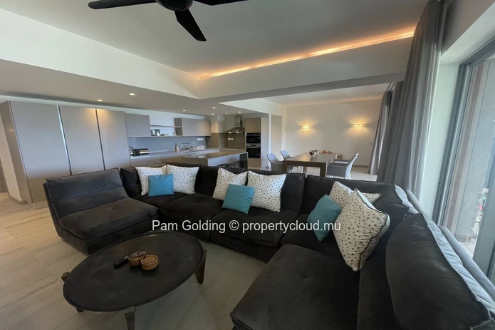 Impressive 3 Bedroom Apartment with Ocean Views and direct beach access in Tamarin