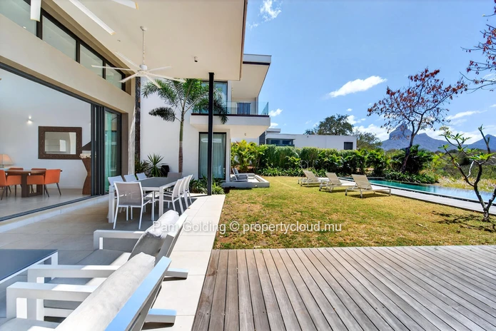 Élégante Villa de 5 Chambres à Tamarin, Île Maurice – Vue Montagne & Accès Direct à la Mer