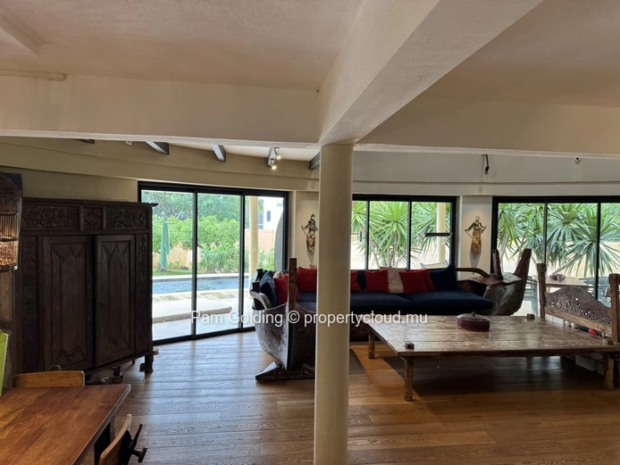 Villa dôme unique à Albion – Terrasse avec vue mer, piscine et jardin tropical