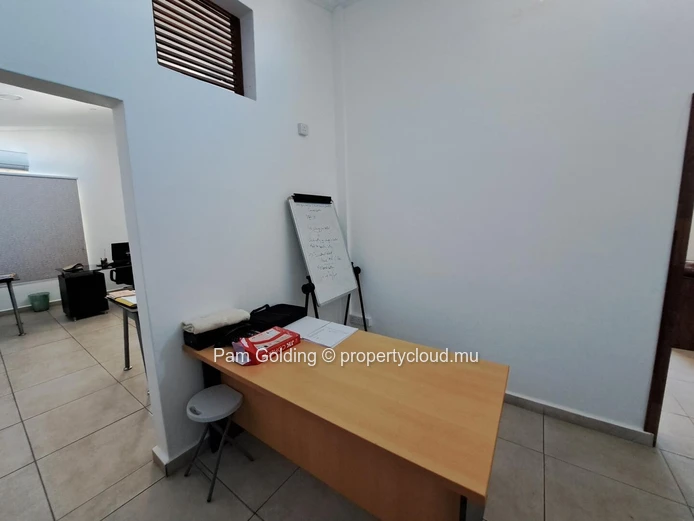 Bâtiment Commercial à Vendre – Pointe aux Canonniers