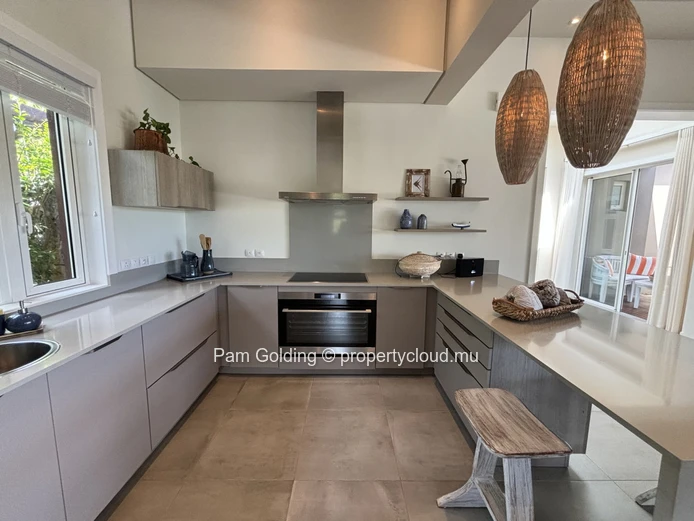 Une villa de style contemporain meublée avec style - prête à emménager.